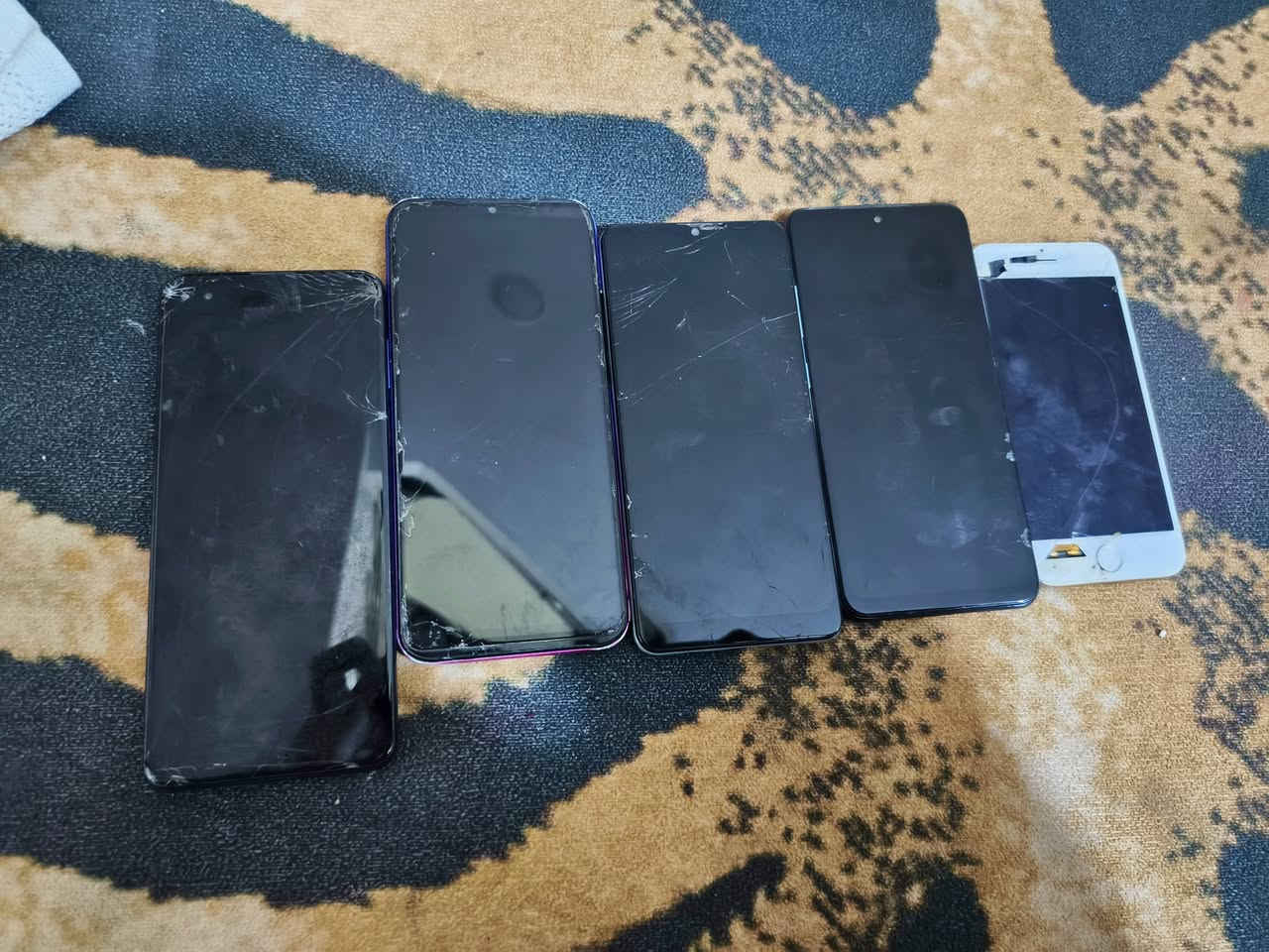 السلام عليكم 5 مبايلات كلهن مكسوره شاشا فقط ابيع شلع مكاني بغداد حي اور السعر ٧٥ وبيهن مجال نوعيات زينه وحديثه ***********
