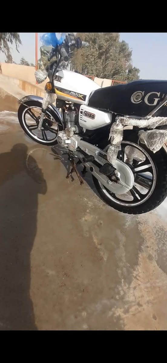 سلام عليكم دراجه 2020 خوش مطور مال جناي إلي ما شاري لا يكسر بحلاا ناس سعر  400 وابي مجل بصيط ال طيبين /*********** مكاني البيجي
