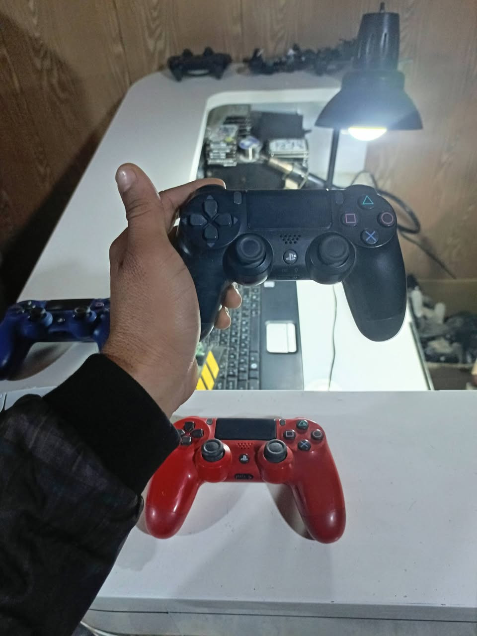 متوفر صيانه لجميع اجهزة العاب بلي ستيشن 
وتنزيل جميع الالعاب  
متوفر ايضا أجهزة بلي ٢.  ٣.  ٤.   ٥.  جديد ومستخدم مع الضمان. 
عمار السعيدي. حي الجمعية 
***********
