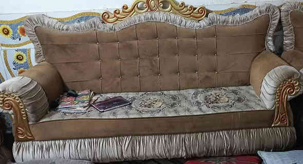 السلام عليكم من رخصت الادمن تخم قنفات  وحده كبيره وثنين وصط وكراسي ثنين  سعر ٥٠٠ شراي  تصل ع رقم *********** عمارة
