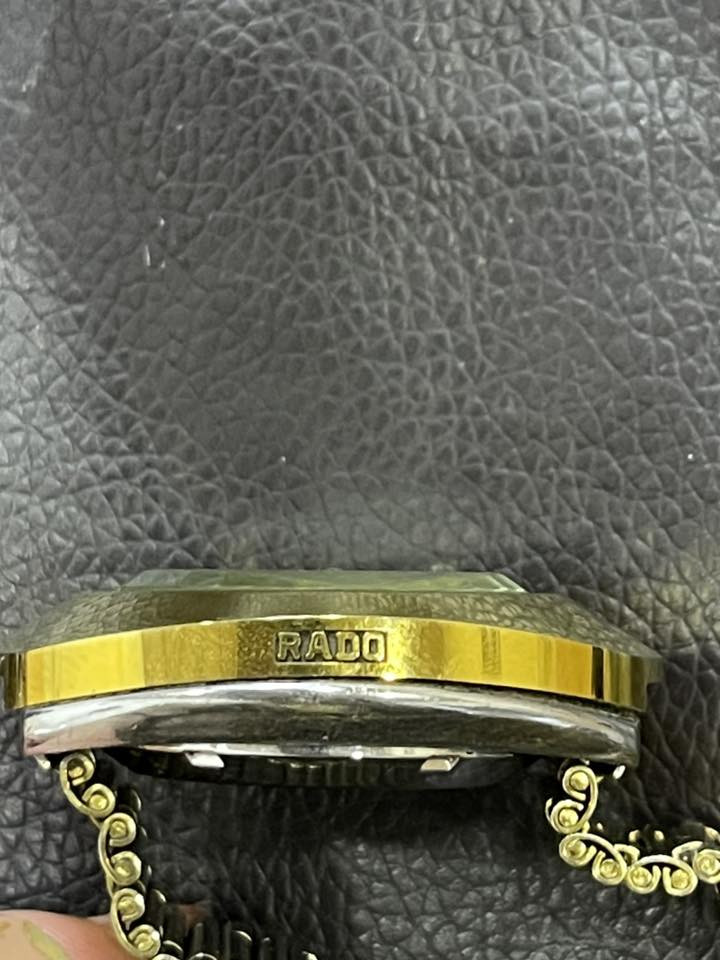 السلام عليكم ساعه رادو دياستار أوريجينال (Rado DiaStar Original)، وهي ساعة سويسرية كلاسيكية اشتهرت بأنها أول ساعة مقاومة للخدش في العالم عند إطلاقها لأول مرة. هيكل "بيضاوي" مميز باللون الذهبي مصنوع من المعدن الصلب (Hardmetal) أو السيراميك المقاوم للخدش. ميناء باللون الذهبي مرصع بـ 11 فصاً من الزركون أو الألماس الصناعي كعلامات للساعات. تعرض الساعة نافذة لليوم والتاريخ عند تعمل بماكينة أوتوماتيكية سويسرية الصنع، وتتميز بشعار المرساة الدوار الخاص بماركة رادو. موقع الساعة السادسة، وتظهر في الصورة باللغة العربية (الأحد)
المتانة: تأتي مع كريستال سافاير مقاوم للخدش وسوار من الفولاذ المقاوم للصدأ المطلي باللون الذهبي. سعر ب100وبيها مجال


**إذا كنت صاحب هذا الإعلان وتريد حذفه لأي سبب، رجاءا أرسل رسالة إلى الدعم الفني**