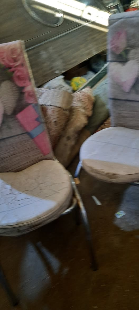 البيع كراسي سعر 《25》 عدد 2 عنوان ميسان عماره اتصل 《***********》 عمارة, ميسان
