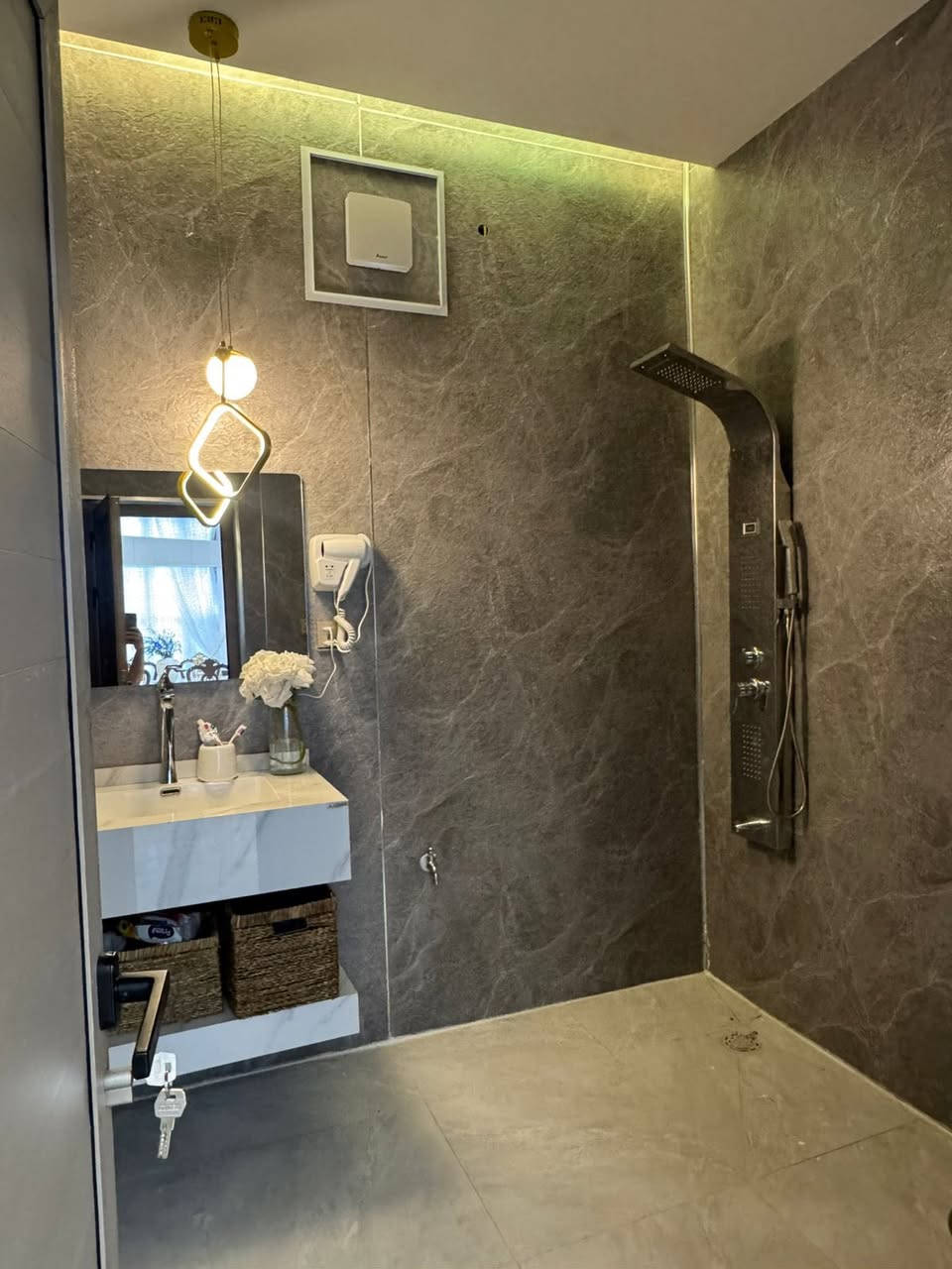 يتوفر بيت ركن مساحه ٢٠٤ م
في الجمعيات الاولى 
للاستفسار الاتصال على الرقم التالي 
***********
