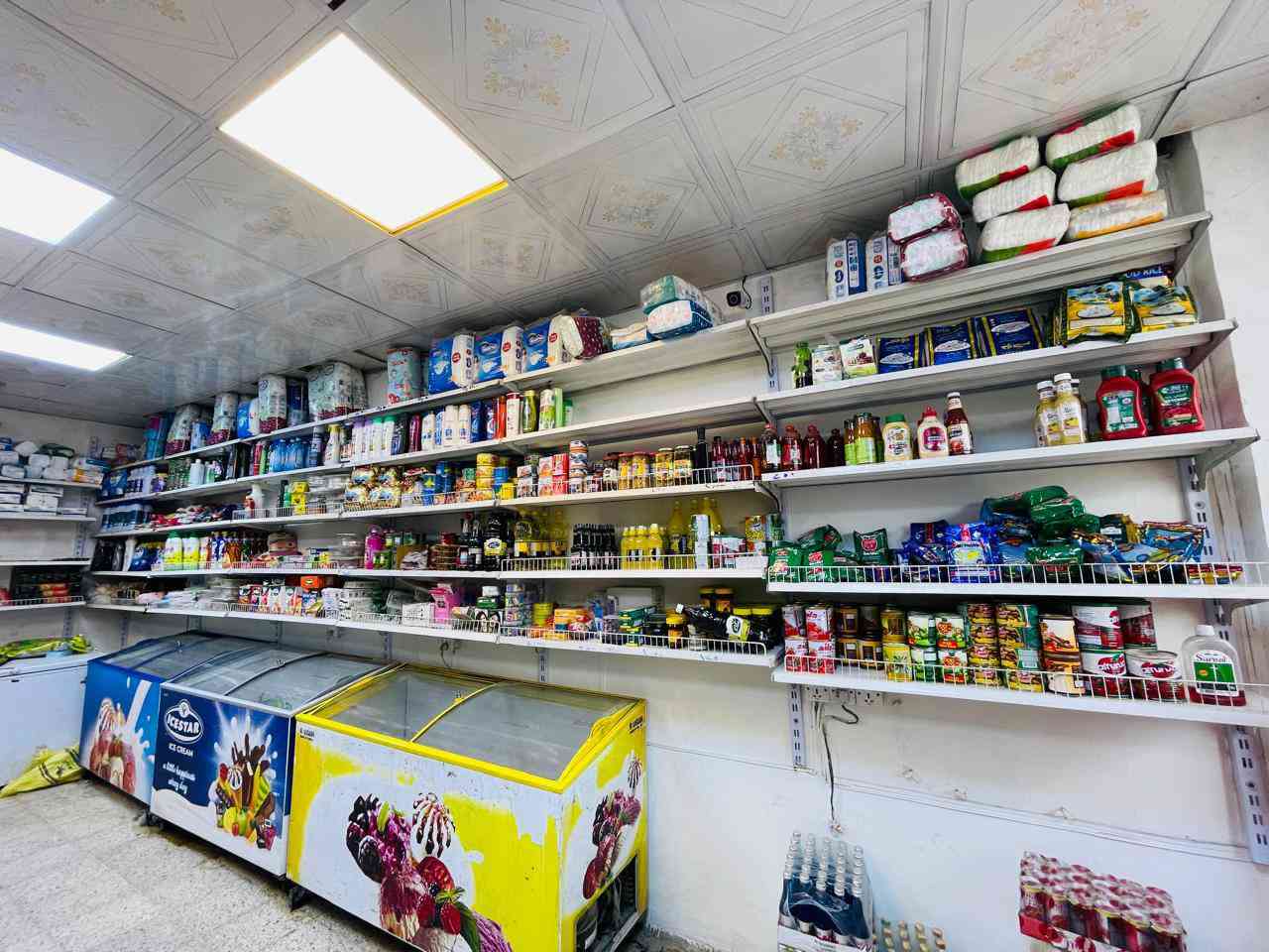 السلام عليكم اسواق للبيع 
اسواق على شارع عام شغلها خير من يم الله 
بصفها فرن ومطعم 
عارضها للبيع عنوان بغداد شارع الداخل قطارع ٤٧ 
سعرها مناسب 
***********
