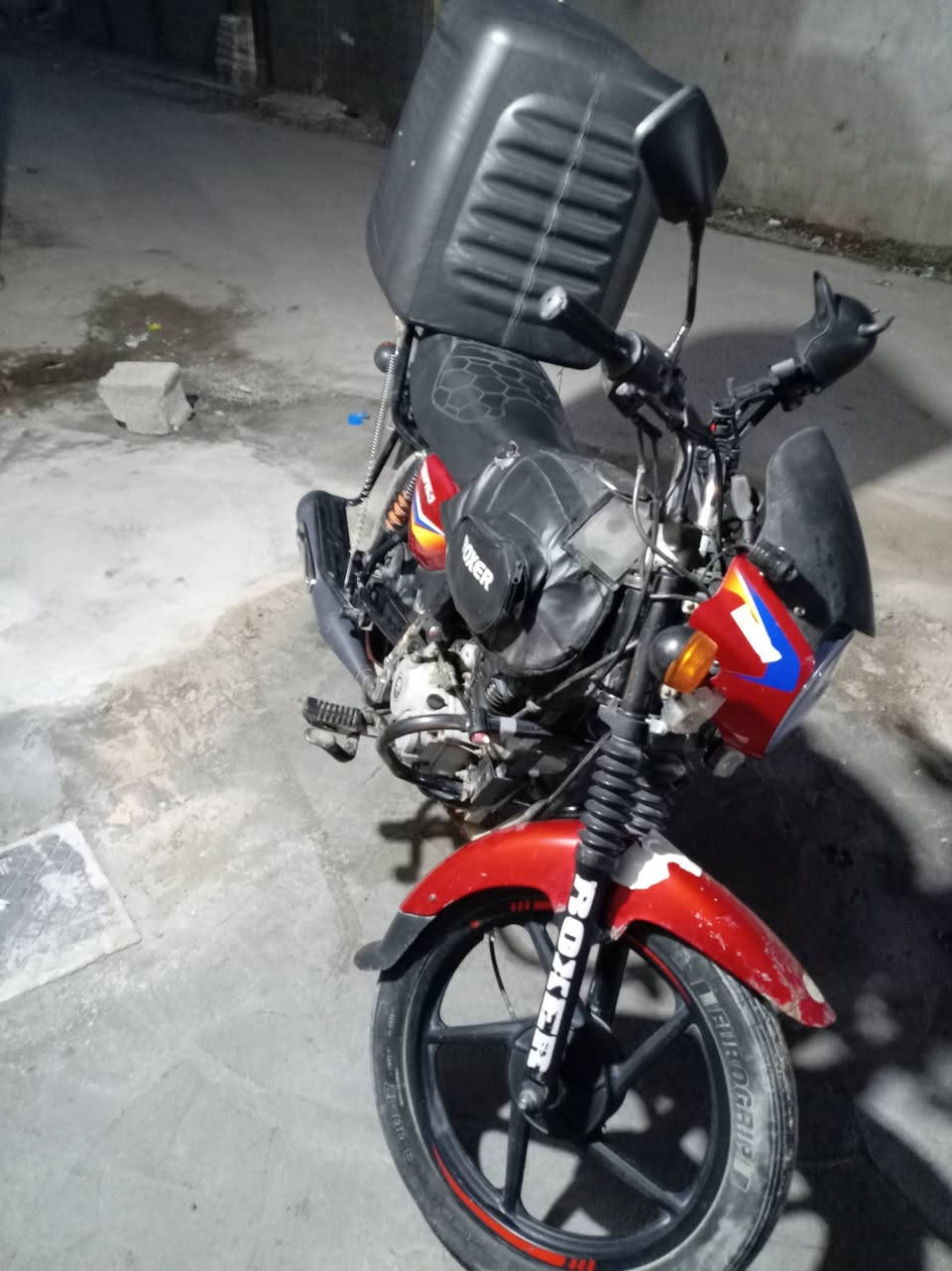 اعيد نشر بسبب العود الكاذبة يا اخي ذا مو شراي ليش تتصل  دراجة بوكسر مديل 2020 مرقم رقم نكليزي بسمي تحويل ثاني دراجة بية تبخير قليل  كهرباياته كله شغاله  دراجة نضيفه هاي كدامك صور سعر مليون ٨٠٠ وبية مجال الأستفسار رقم *********** متواجد على واتساب بس رجان لي مو شراي لا يتصل مكاني مدينة صدر جوادر
