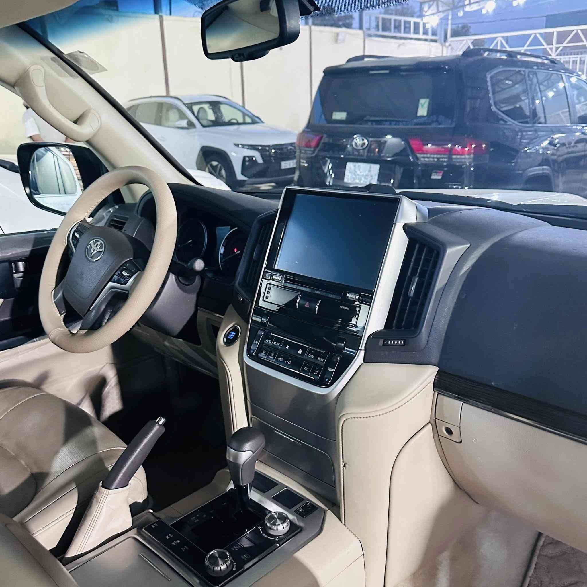 السلام عليكم لاندكروز ٢٠١٩ بريميه ماشيه ٧٣ ألف جنطه كهرباء لايت اصلي ويل كب جبير السياره كفاله عامه سنويه باسامينه ..التواصل على الرقم (***********) السعر ٥٢ ألف وبيها مجال يعني ٥شدات وعشرون
