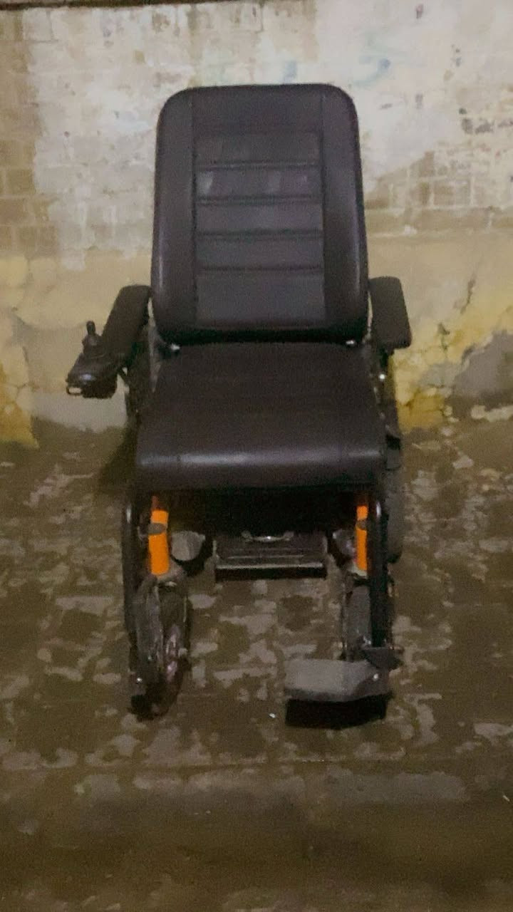 السلام عليكم عربانه شحن استخدام قليل حلوه السعر 450 وبيه مجال قليل العنوان بغداد شارع حيفا قرب الإمام الخضر (***********)
