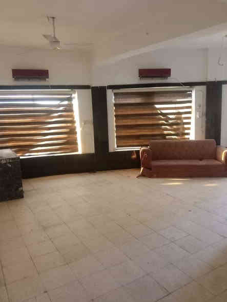 عندي شقة للايجار  بلكرادة خارج ساحة الواثق عمارة الواثق ركن  موقع مميز على شارعين 52و62 مدخلها على شارع 62  طابق ثاني تتكون من صالة كبيرة وغرفة نوم ومطبخ وصحياة المساحة 150م  اليجار 500  للتواصل على رقم التليفون *********** بي وتساب
