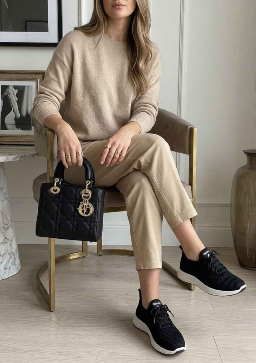 ✨👜👟 وصل الجديد! 👟👜✨
إذا كنتِ كتقلبي على إطلالة عملية وأنيقة فنفس الوقت، فهذا الطقم غادي يعجبك. 😍
حقيبة عصرية بتصميم راقٍ مع حداء مريح وخفيف، تنسيق مثالي للعمل، الجامعة، التسوق والخروجات اليومية، باش إبقى ستايلك مرتب ومرتاح طول النهار. 🤍✨
🎀 الطقم كيتكون من: ✅ حقيبة يد أنيقة مع حمالة كتف ✅ حذاء رياضي مريح وعصري
🤍🖤 متوفر باللونين: الأبيض والأسود
📏 المقاسات: 37 - 38 - 39 - 40
💰 الثمن: 280 درهم فقط
📦 التوصيل متوفر لجميع المدن
📲 للطلب أو الاستفسار، راسلونا على الخاص. 🌸 عين حرودة, المحمدية


**إذا كنت صاحب هذا الإعلان وتريد حذفه لأي سبب، رجاءا أرسل رسالة إلى الدعم الفني**