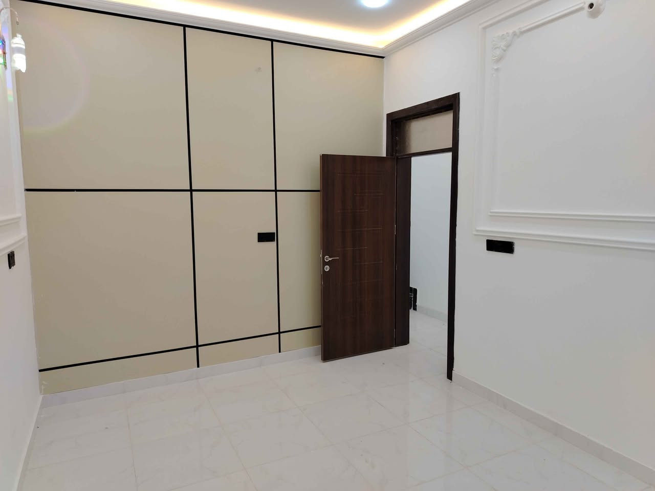 _دار للبيع في الخاجية_

_المساحة:_ 100 متر
_الموقع:_ خلف مدرسة النوافل، بصف الركن عن شارع القسم البلدي
_المواصفات:_
- طابقين
- 3 غرف نوم
- بناء جديد
_للاستفسار:_ *********** (بأسمي مباشر) Singapore
