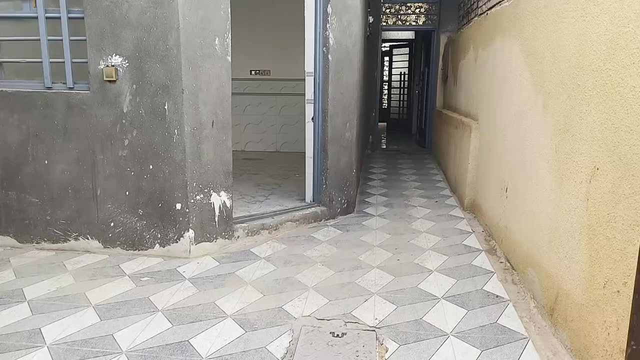 بسم الله الرحمن الرحيم 
اللهم صل على محمد وآل محمد 
بيت 🏠 للبيع طابو زراعي سند 25 مساحه 100م واجه 5 يتكون البيت من طارمه صحيات خارجيه استقبال مطبخ صاله غرفه نوم 💤 منور صحيات داخليه بناء طابوك صب مسلح درجه اولى كامل البيت اي نقص مابي خدمات ماء وكهرباء مولدة مدارس العنوان كربلاء طويريج الحولي خلف مطعم القنديل ***********
