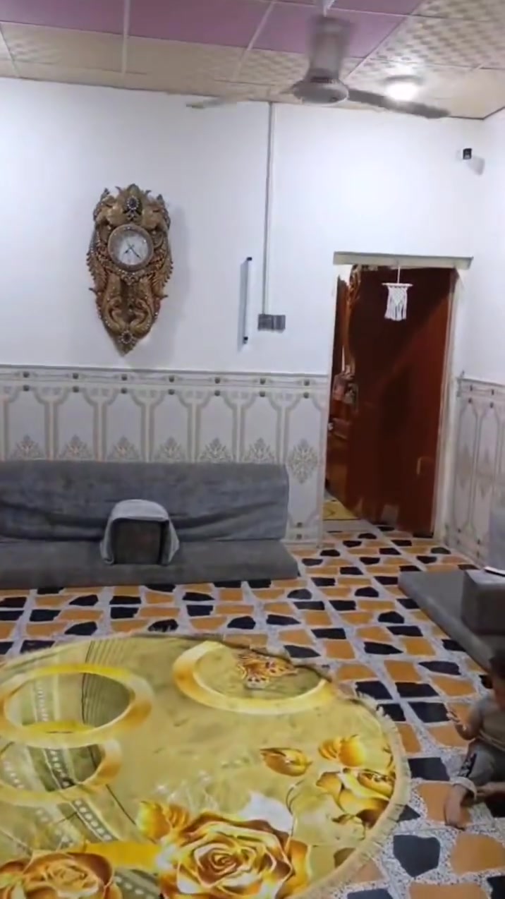 السلام عليكم
كل عام وانتم بخير 
بيت للبيع حواسم مكان الزبير حي الحسين
الكاونتر من ضمن البيت 
يحتوي على غرفه وصاله ومطبخ وحمام داخلي
وتواليت خارج
السقف عكادة وشتايكر شغل درجه اوله
كهرباء 3 فيز
 ماء مجاري النرجس
البيت مال عائله زغيره كل؛ مرتب 
المنطقه حلوه وهادئه وناسها طيبه الله شاهد
للاستفسار ***********
