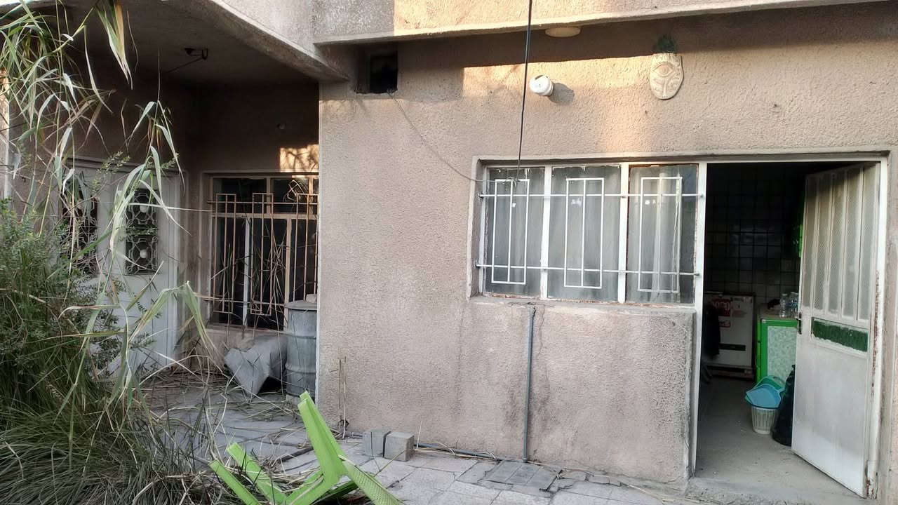 السلام عليكم دار للبيع شهداء العبيدي الثانية خلف كوزمتك هشام ٢٠٠ متر طابو صرف طابق ونص يحتوي على استقبال ومطبخ واربع غرف نوم وحمامين وترك واسع حول البيت وجهة للقبلة وجدا نفه وجاهز للسكن ومعاملة العائدية كاملة مكملة يعني مابي اي نقوصات السعر ٢٠٠ مليون للاستفسار الاتصال على الارقام التاليه 
***********
***********
