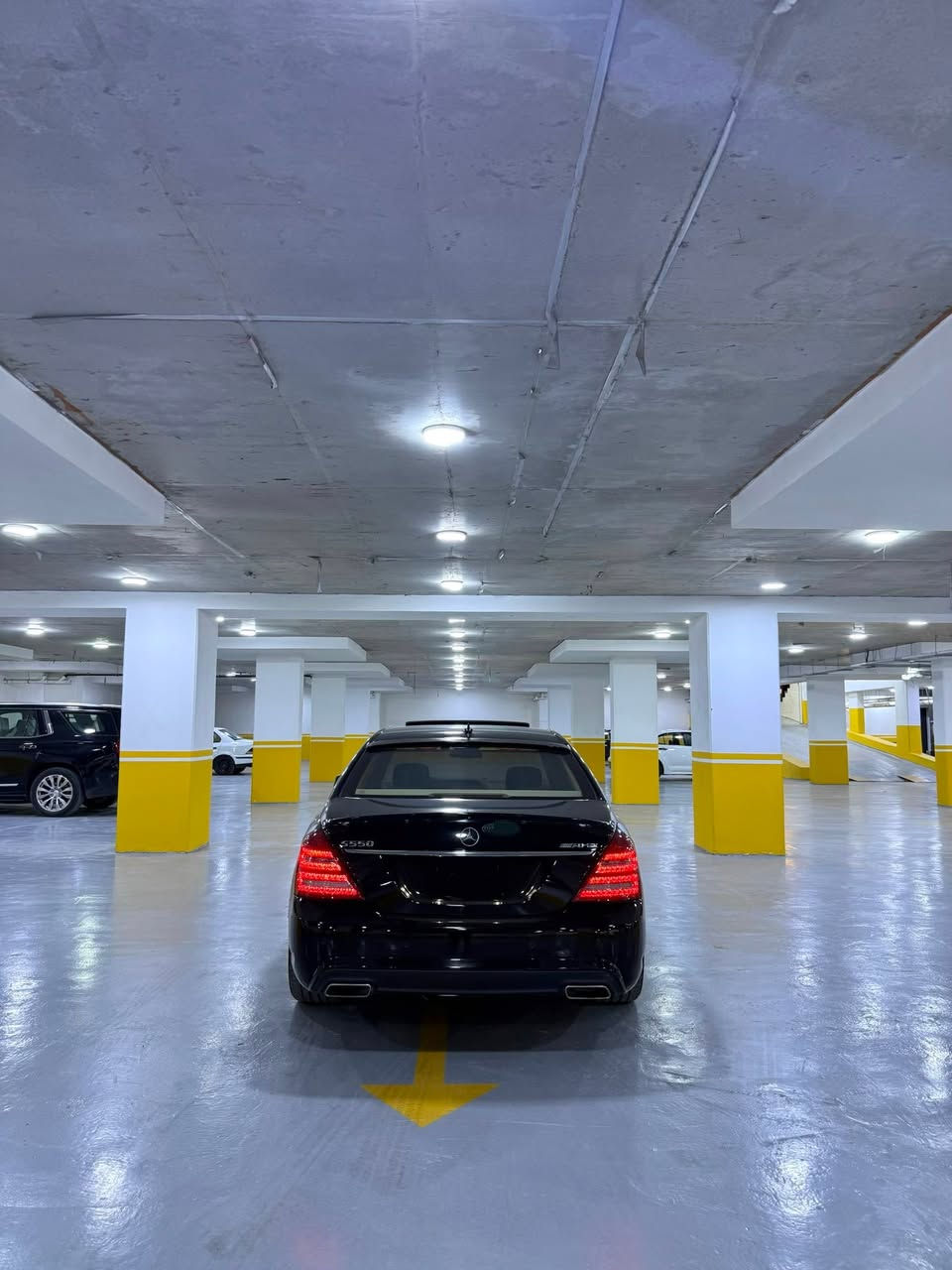 ﷽
مارسيدس اس كلاس للبيع Mercedes S Class 
S550 L AMG 
2013 اصل 
من النوادر 
لون اسود داخل بيجي 
محرك  4.7L V8 Biturbo يعني توين توربو نفسة محرك ال جي كلاس  
السيارة فول مواصفات يعني رادارات و اوتو بارك ومثبت سرعة تفاعلي و مساج وانارة داخلية بلادية  
1.مغلفة بالكامل PPF لامع 1350$ 
2. عليها فلاتر  Life time K&N من امريكا سعرهن 350$ ذني ميتبدلن يبقن طول العمر 
3. عليها مودم Apple car play  مدعوم من شركة مرسيدس يصير على الشاشة البلادية ( يعني الشاشة ونظامها البلادي ما ملعوب بي ) سعرها من امريكا 500$ 
4. ويالة حجم 18 مال S600 
5. السيرفس والدهن كله من وكالة مارسدس 
6. صفر مسج كير ومحرك وكهربائيات وحدادية كلها جديدة و من الشركة 

السيارة وارد امريكي كلين بدون حادث تقريرها سرقة فقط 
استيراد شخصي مالك اول بالعراق 
كلش نظيفة السيارة شوفة عينك 
بيها ملاحظات طخة صغيرة صارت هنا بالجاملغ الايسر الامامي سويته علبارد والدعامية الامامية مصبوغة فقط باقي السيارة كله مكفول وبدون برغي نقص تاخذها تشغل وتطلع 
رجاءاً رجاءاً لتقارنها  بالستة سلندر لو البيهن حادث او بالمحدثات او 2012 وجوة لان تختلف 
رقم بغداد تحويل ثاني يوم المكان بغداد
باقي التفاصيل على الواتساب او اتصال على الرقم  
السعر 30 الف دولار و بيها مجال ان شاء الله 
للتواصل ***********
