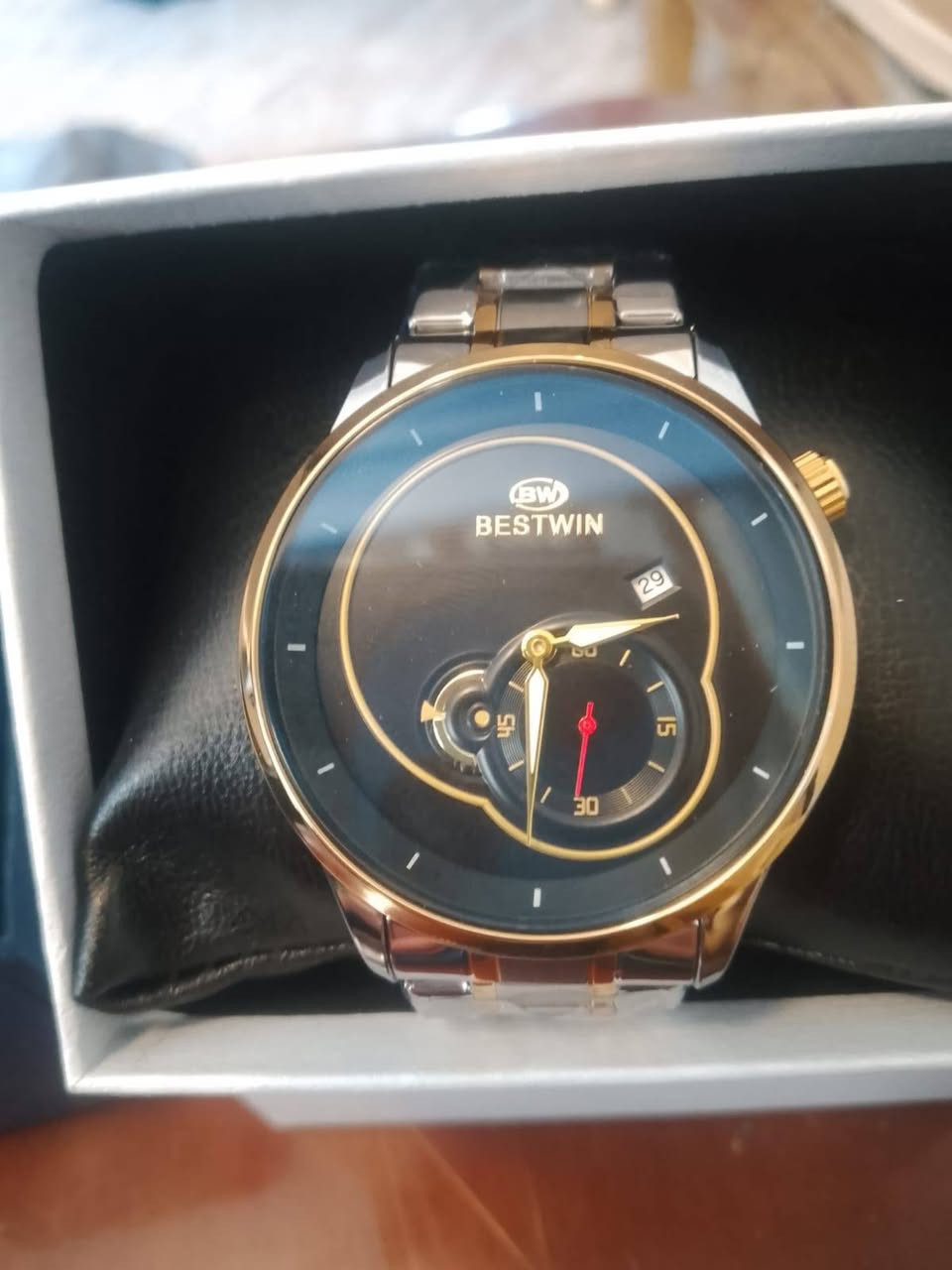ساعات للبيع ماركه اصليه سعر الوحده 25 توصيل 5 داخل بغداد الي يريد يتصل عله الرقم بي وتساب ***********
