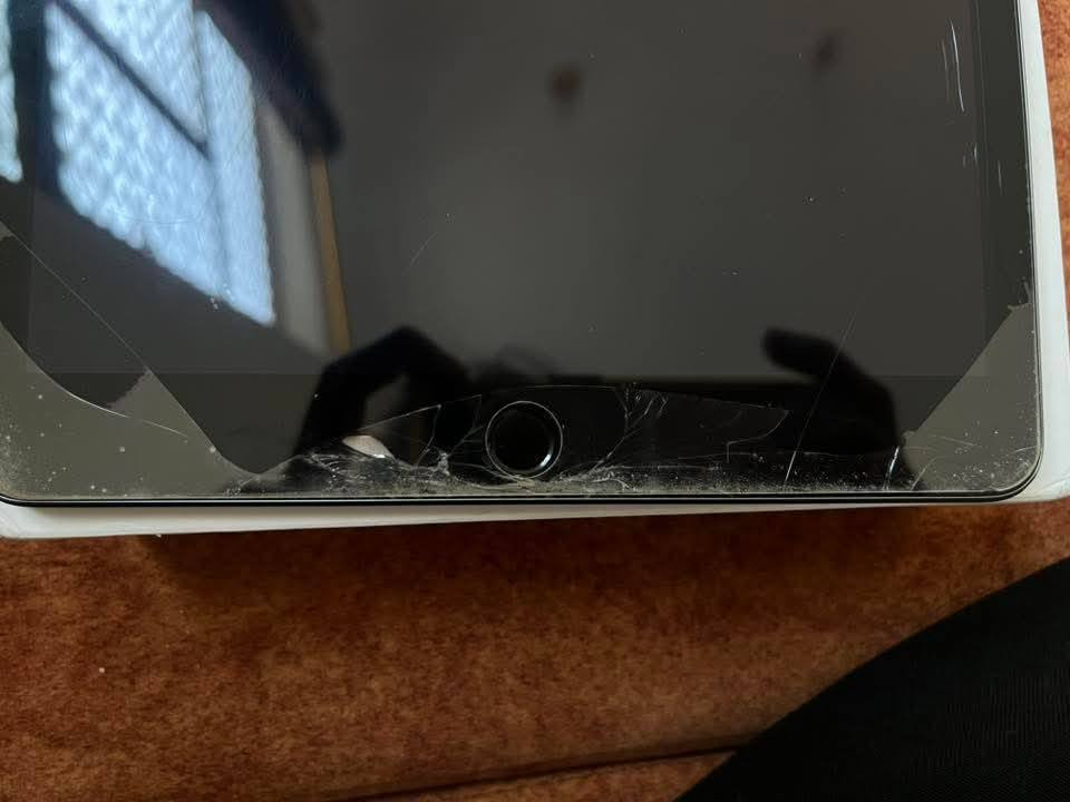 السلام عليكم ايباد 9 ذاكره 64 غراضه موجوده شاحنه والكارتون وكفر هديه وبطاريه 90 ايباد مامفتوح بي بس كسر موضح بصوره السعر 200 مكاني ناصريه مركز ***********
