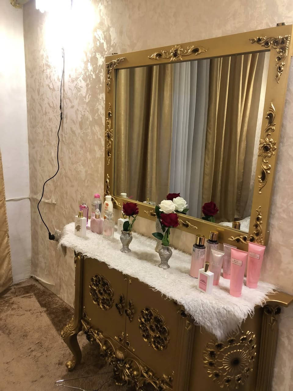ميزتواليت و ينفع ميز مدخل (كونسل ) 

 تاج ديكور فوق الچربايه  (تاج السرير )


**إذا كنت صاحب هذا الإعلان وتريد حذفه لأي سبب، رجاءا أرسل رسالة إلى الدعم الفني**