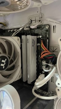 رام ١٦ • DDR5 ٦٤٠٠ • XPG أبيض