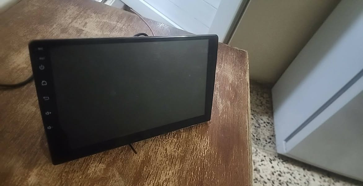 ✔️ واجهة “دوك” جديدة للشاشة – شريط للوصول السريع للتطبيقات المفضلة مثل الخرائط والموسيقى بدون التنقل داخل القوائم. �
✔️ بطاقات AppCard – تظهر أهم المعلومات من التطبيقات مباشرة على الشاشة الرئيسية (مثل حالة الوسائط أو الطقس). �
9to5Google
سعودي اندرويد
📱 تجربة الاستخدام
✔️ واجهة قفل محسّنة – شاشة قفل موحدة وسهلة الاستخدام قبل تشغيل السيارة. �
✔️ Ambient View – شاشة توقف أنيقة تظهر عندما لا يكون النظام قيد التشغيل. �
الأهرام اوتو
الأهرام اوتو
🔗 الاتصال والتوافق
✔️ دعم Bluetooth أوسع – يمكنك ربط سماعات رأس Bluetooth أو ملحقات صوتية بسهولة أكبر داخل السيارة. �
✔️ نقطة اتصال Wi-Fi تلقائية – يمكن تشغيل Hotspot في كل مرة تقود فيها، مما يحافظ على اتصال مستمر. �
الأهرام اوتو +١
Android Magazine
🎧 وظائف إضافية للميديا
✔️ تحسين إعدادات الصوت – نظام جديد لتوجيه الصوت وتوصيل الأجهزة المتعددة (Bluetoothأو سماعات). �
✔️ دعم USB وسماعات رأس بلوتوث بشكل مستقل – ما يسمح للأطفال مثلاً بالاستماع دون إزعاج السائق. � الإصدار 15 للأستفسار على هذا الرقم ***********
