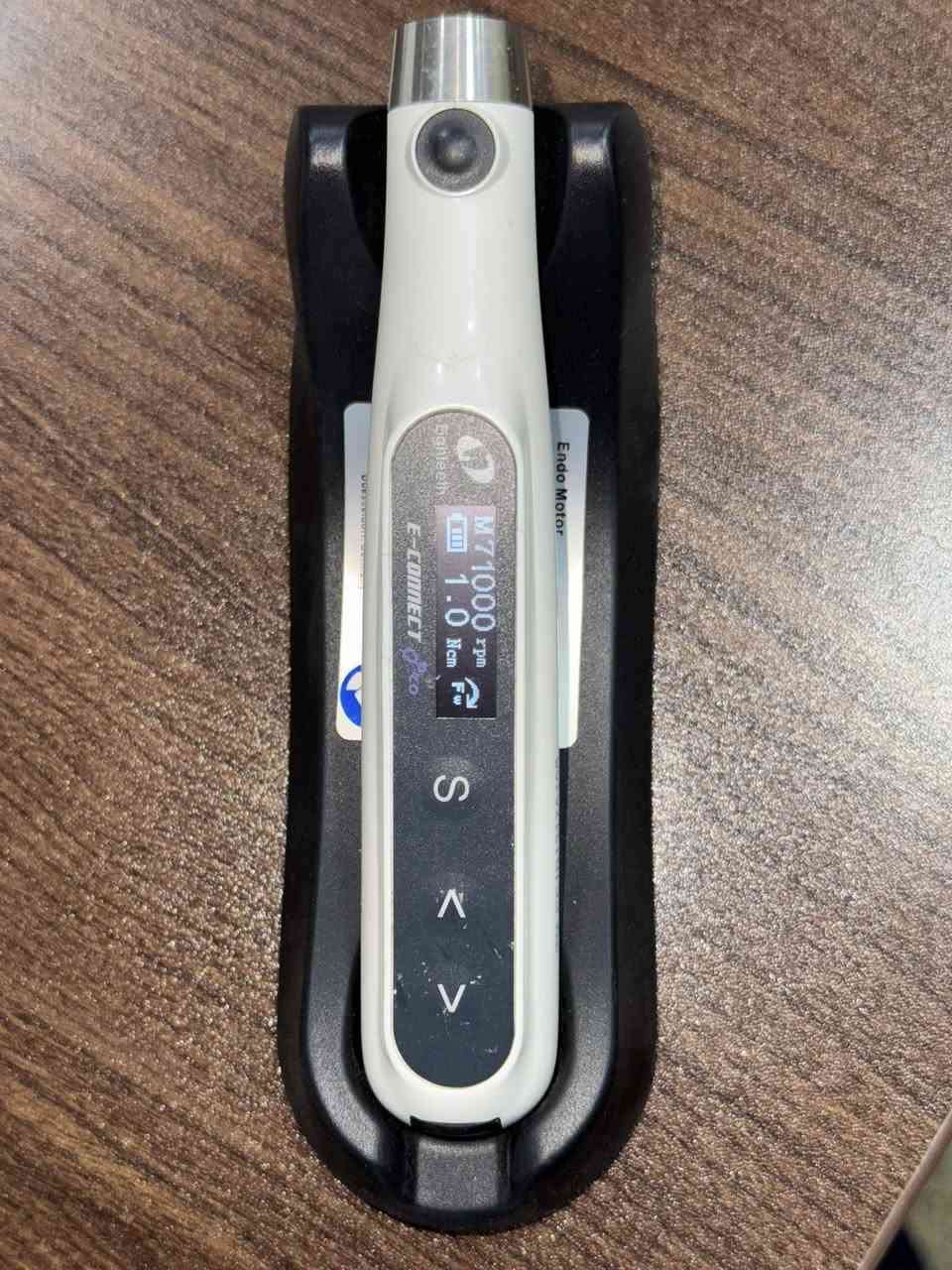 للبيع إندو موتور (Endo Motor) من شركة Eighteeth - موديل E-Connect
للبيع جهاز إندو موتور نوع Eighteeth E-Connect، الجهاز مستعمل وبحالة جيدة 
 ملاحظة هامة: الجهاز يُباع بدون الـ (Contra-angle handpiece/الهيد).
 يأتي مع الجهاز: القاعدة (Charging base)، الشاحن، والكيبل الخاص بملحقات الـ Apex locator 
 الجهاز يعمل بشكل ممتاز وبطاريته جديدة.


**إذا كنت صاحب هذا الإعلان وتريد حذفه لأي سبب، رجاءا أرسل رسالة إلى الدعم الفني**