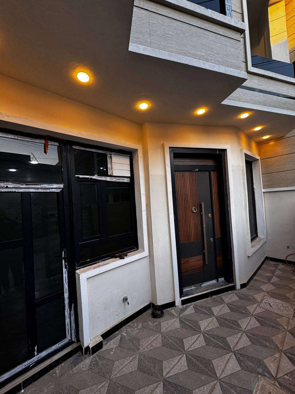 دار للبيع تصميم مودرن – فرصة ذهبية للسكن أو الاستثمار 🔥

🏠 دار مرتب وجاهز للسكن ضمن موقع مميز
📐 المساحة: 100 متر
📏 الواجهة: 6.25 م
📐 النزال: 16 م

📄  طابو زراعي (سند 25)
📝 تنازل شركة + إقرار محكمة 

📍 الموقع:
بغداد – الدورة – البوعيثة – مجمع الحليم
موقع هادئ وقريب من الخدمات والأسواق والمدارس، مناسب جداً للعائلة.

🛏 تفاصيل الدار:
✔️ 3 غرف نوم
✔️ صالة واسعة
✔️ استقبال أنيق
✔️ مطبخ عملي
✔️ 2 صحيات

💥 السعر مناسب  للجادين

📞 للاستفسار 
***********

#دار_للبيع #بغداد #الدورة #البوعيثة #فرصة_استثمار #بيت_للبيع #عقار
