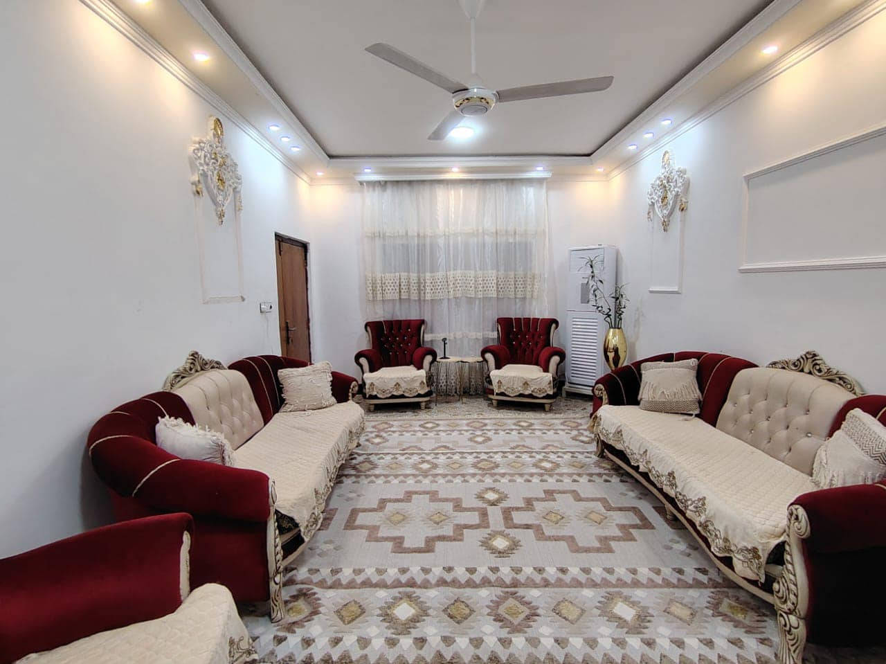 بيت للبيع العرضات بصف السوق المساحة 210 متر طابق ونص عكادة مطلوب اسكان 20 مليون السعر شامل مع الاسكان 175 مليون وبي مجال الاستفسار ***********
