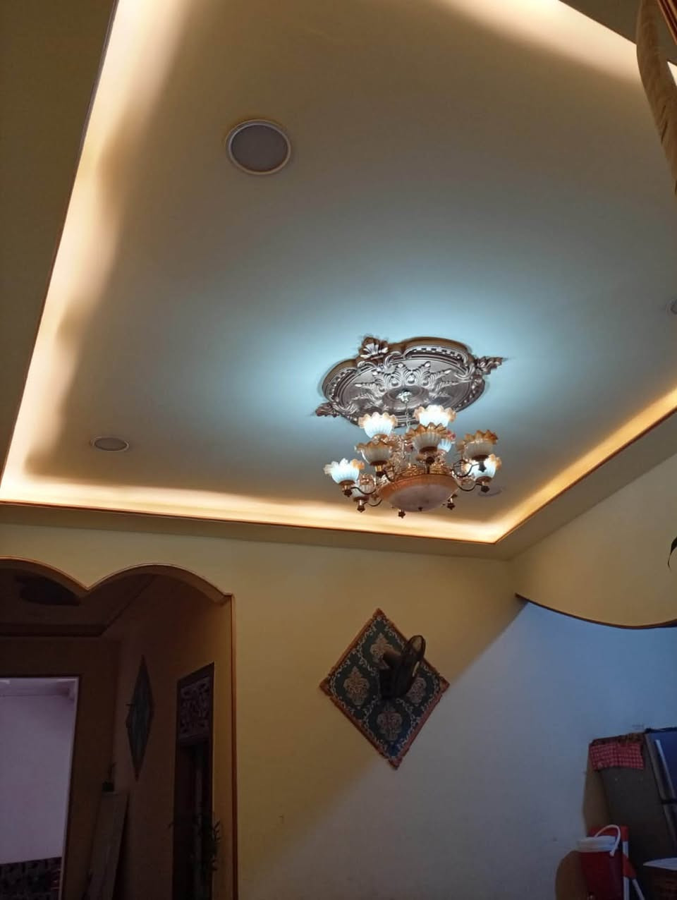 سلام عليكم بيت مساحته 300 متر طابو زاعي أصولي
يحتوي 3 غرف 
او صالتين 
3 صحيات
حديقتين 
خلفيه او اماميه او كراج او مخزن 
العنوان ابو الخصيب مجيبره.  ***********يبعد عن الشارع السايدين ابو الخصيب 100 متر
السعر 138 وقابل للتفاوض
