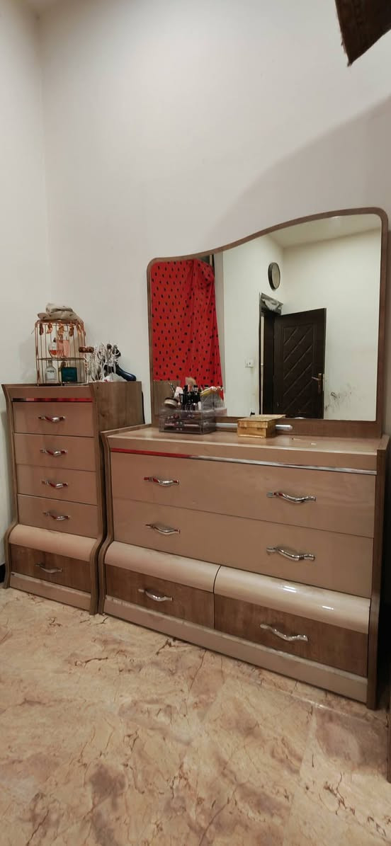 غرفة ٩ قطع ضررها فقط سجة الكنتور ماخذيها من القند ب٢٨ ورقة ابيعها ٥٠٠ الف المكان حي العدل ***********
