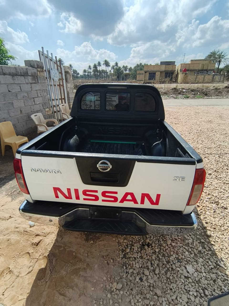 السلام عليكم ورحمة الله وبركاته  .

نيفاره 2015 .
كفاله عامه ماعدا الباب الي خلف باب الصدر بيهه بارد بسيط كما موضح في الصوره .
 كير اوتماتيك .
مكينه ما مفتوحه لا تنقيص ولا تبخير .
تبريد فول تدفئه فول .
ارضيه جلد .
كشفات زنون .
تخم تاير .
حداديه فول .
سياره خير من الله مال جناي .
رقم الانكليزي واسط بأسمي .
تحويل مباشر . 
المكان بابل .
السعر اتصل وبيك خير وتدلل .
رقم الهاتف *********** .
