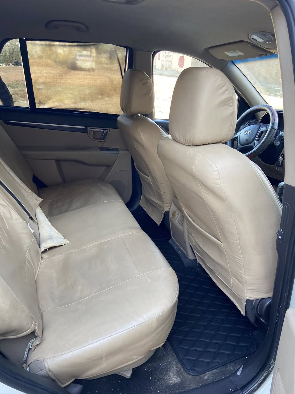 السلام عليكم هونداي  سنتافي   2012 المقدس     المحرك 4 سلندر دوش المرغوب السياره نص فول بيه ملاحضات بارد بسيطه وبيه بار جوه الرقم السياره مكفول من كلشي المكينه والكير مكفولات  شركه السعر 155 وبيه مجال للشراي العنوان حله ورديه خارج ***********  السياره خليجي
