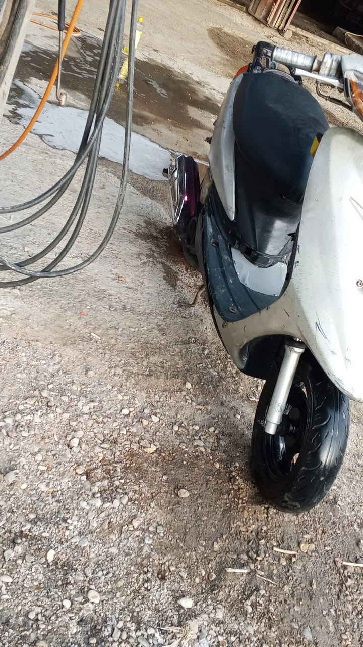 السلام عليكم دراجه للبيع السرعه 60 محركش ما بي بلادي تجي تشغل وتمشي السعر 200 حلوان نواسط حفريه راح اخليكم الرقم راسلوا على الواتساب وال 200 بها مجال***********
