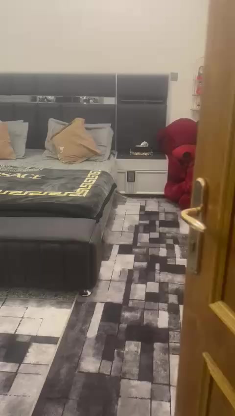 السلام عليكم للبيع مساحة 140 متر زراعي شارع المستشفى الجديد الفضيلية العام منطقة حلوة ومرتبة. بيت درجة اولى بناء 2025 طابق ونص فول كراج سيارة وحمام خارجي ا
استقبال كبيرة
صالون
مطبخ 
حمام داخلي 
ترك 
غرفة نوم ارضي 
صالة فوك 
غرفة وحمام فوك سويت 
صطحين كامل البيت 
*********** السعر 110 وبي مجال 
المنطقة زراعي بس مكاتبة عندي
