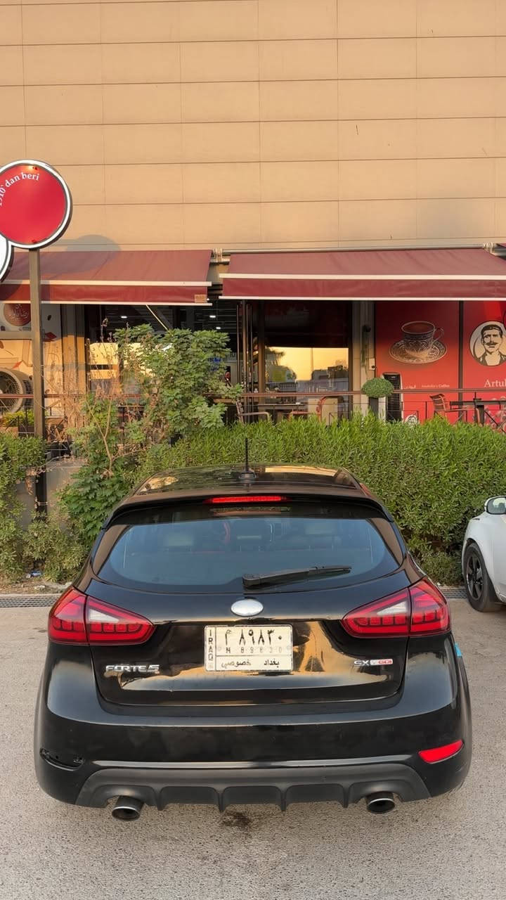 السلام عليكم للبيع كيا فورتي GT-Line S هاچ باك 2018 السياره فول مواصفات واحد على واحد بصمه شفتات ستيرن تدفئه تبريد كشنات داخل جلد فتحه سقف تخم تايرات جديد ويل جديد السياره حادثها فقط قبغ جنطه كير ومحرك مكفول السياره مابيها اي نقص ومكفوله من الصبغ والبارد 
للتواصل ***********
مكان السياره بغداد
