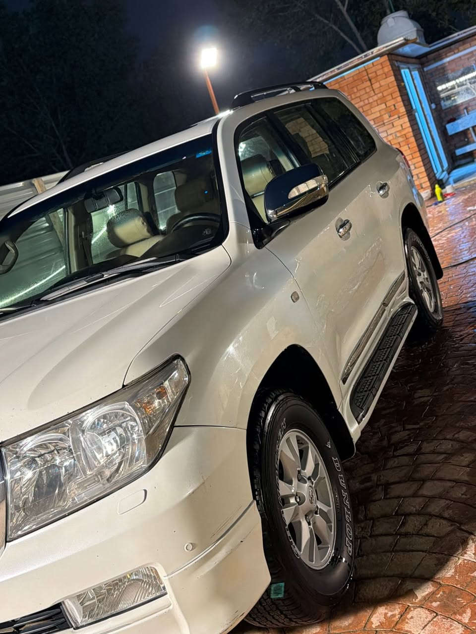 السلام عليكم
لاندكروز 2010 
التفاصيل داخل السونر 
السعر 265 وبيهه مجال بسيط 
العنوان بغداد 
***********
