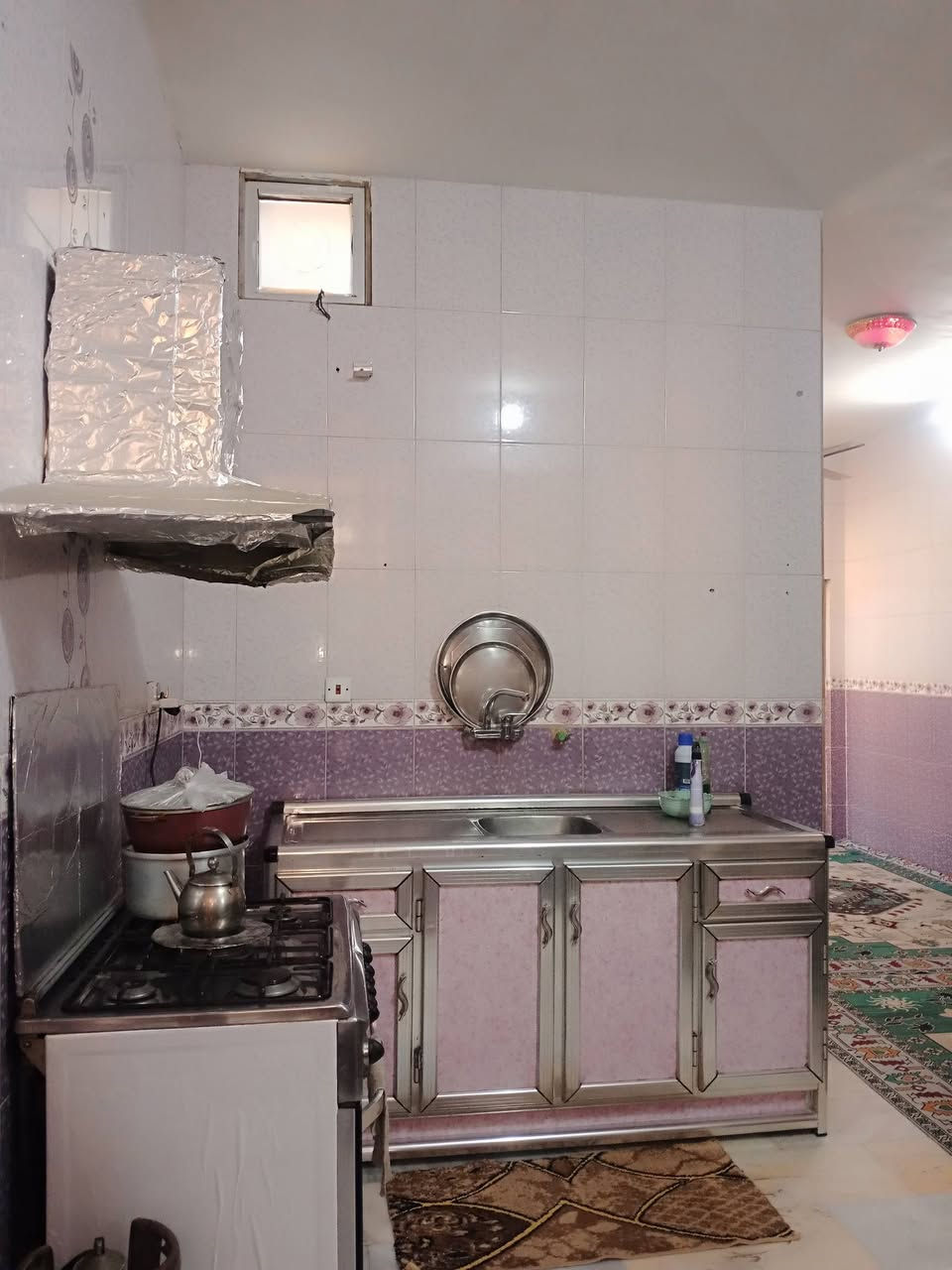 سلام عليكم بيت للبيع  قاط واحد مساحه ١٠٠ نضيف جدا مكان الحسينية شارع ابو سمير استفسار عل رقم ***********

