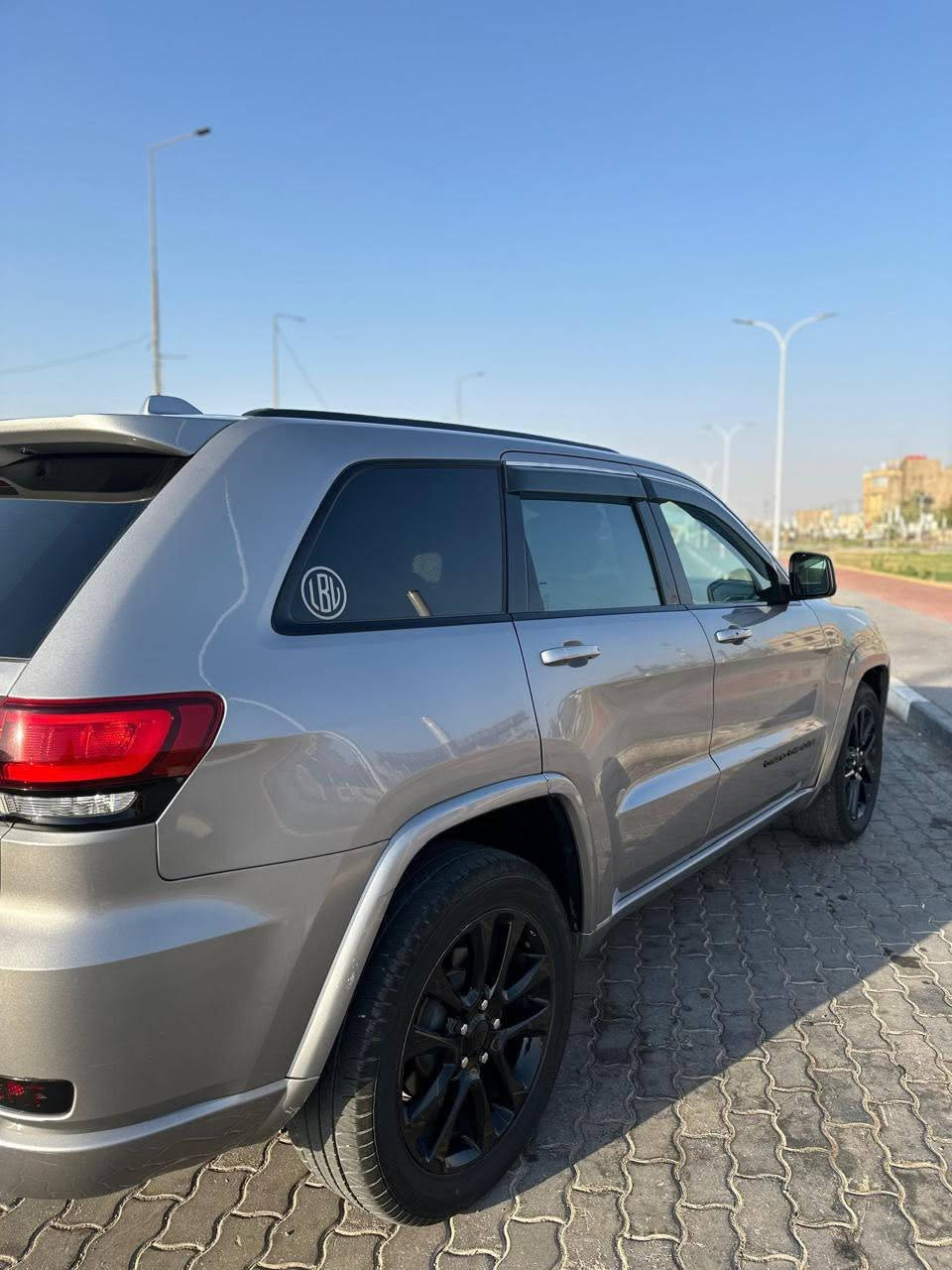الموديل: ‎2019
اللون: ‎رصاصي غير محدد
النوع: ‎SUV
الناقل: ‎أوتوماتيك
الدفع: ‎رباعي
الجنوط: ‎وكالة باللون الأسود
الحالة: ‎نظيف من الداخل والخارج
الممشى: ‎(67ألف)
فتحه 
رادار خلفي وجوانب 
📍 الموقع: ‎(البصرة)
📞 للتواصل: ‎(***********)
السعر المطلوب : 248 وبيها مجال بسيط 

السيارة نضيفه مثل ماتشوف ولونها مميز
