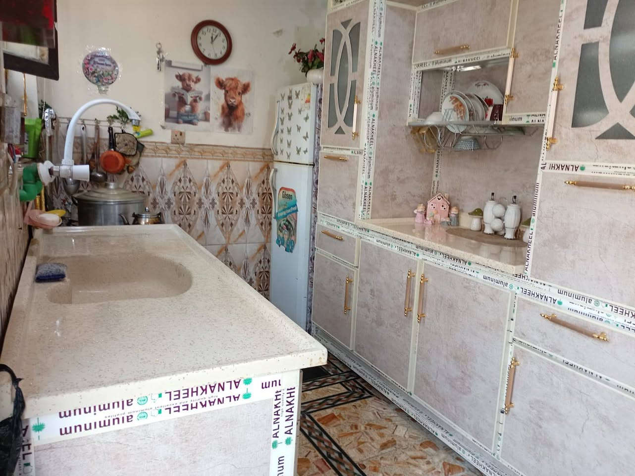 السلام عليكم دار ركن للبيع موقع مميز مساحته 74 واقع حال 80 واجهه 8 نزال 10 بغداد الجديدة شارع المسبح قرب جامع ذات النطاقين  الدار مدخلين يحتوي على غرفه استقبال وغرفه جلوس وصاله ومطبخ وخدمات و مخزن الطابق الثاني يحتوي على غرفتين نوم وصاله كبيره وبلكونه الطابق الثالث صاله كبيره وسطح للاستفسار على الرقم ***********
