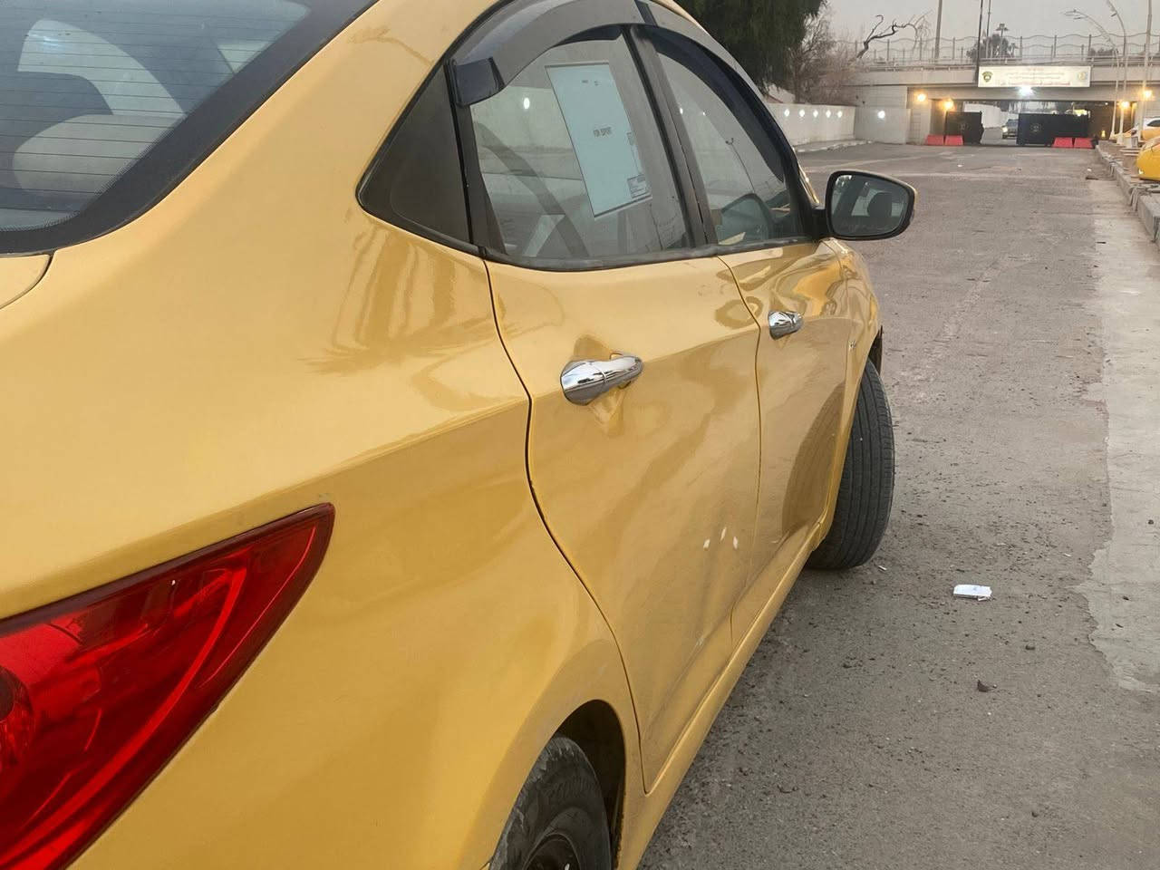 السلام عليكم ورحمة الله وبركاته
من رخصه الادمن المحترم 
اكسنت مديل ٢٠١٢ خليجي بدون حادث 
مكفوله من الضربه مكينه ١٦٠٠ دوش 
قطرتين 
بغداد بسمي نكليزي مصفره من كلشي
هزه جديده 
السياره فول مواصفات بصمه تشغيل 
+ بصمه بيبان ستيراد خاص 
مكان السياره غزاليه 
السعر ٨٣ بيهه مجال حق الجيه فقط 
رقم الهاتف 
***********
