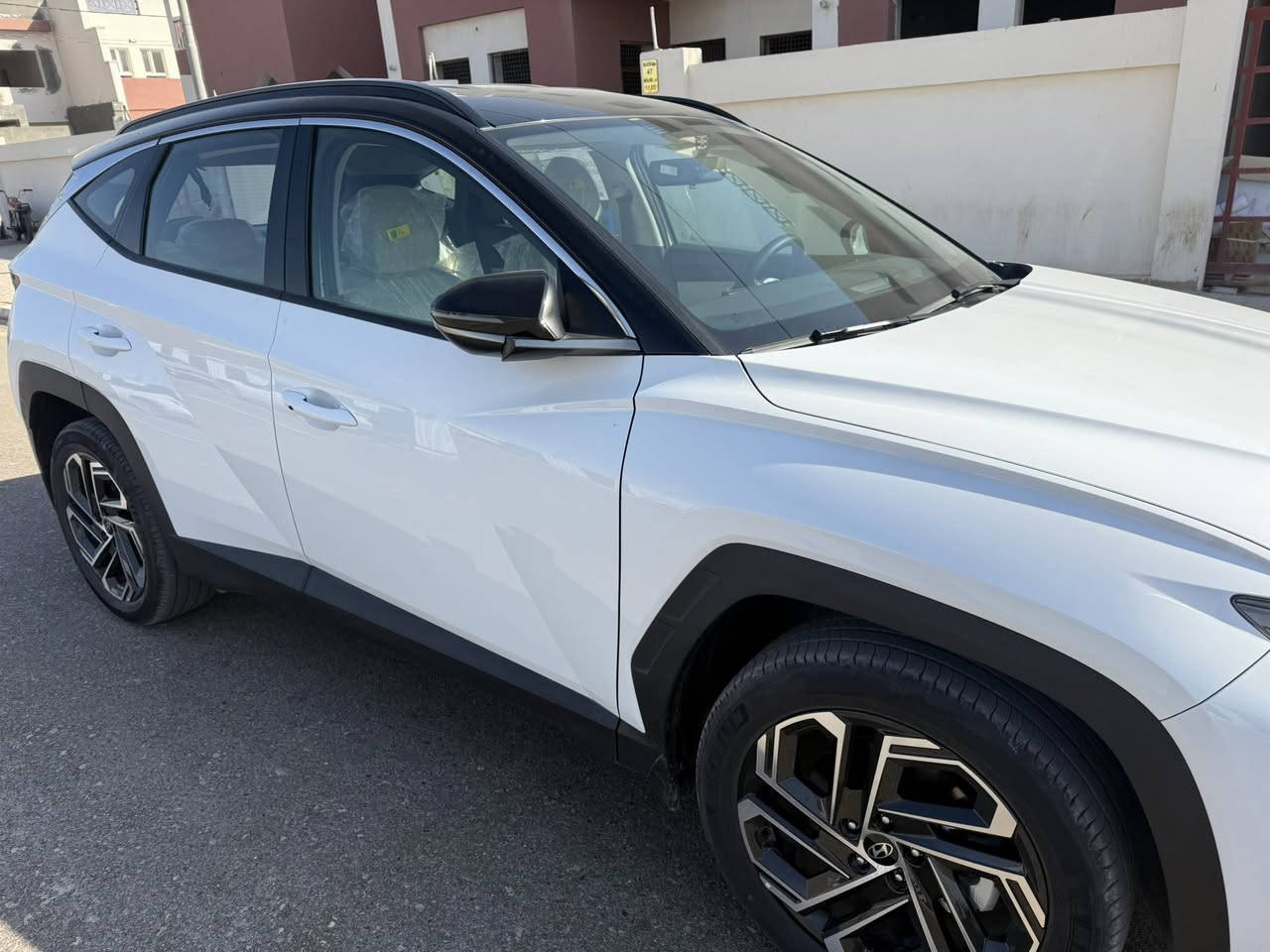 السلام عليكم 
توكسان 2025 تو كلر فول موصافات كشن جلد تبريد تدفئه شاحن لاسلكي ويل 19 ماشيه الف ونص بسعر مناسب 
للاتصال ***********
