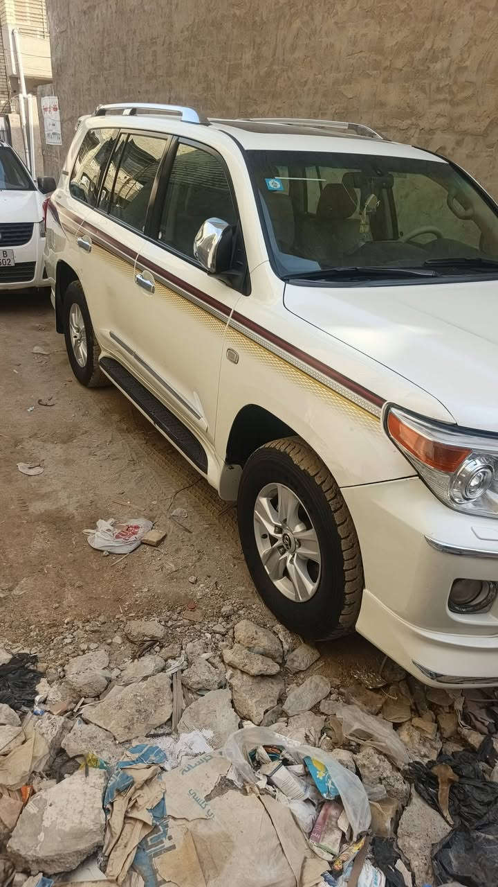 لاند كروزر 2010مكفوله كفالة عامة من الصبغ فول واحد على واحد إبريميه  أم الدفدي رقم مميز بسمي تحويل مباشر داخل جلد بصمة أبواب وتشغيل سياره خير من الله ما عوزها برغي ***********
