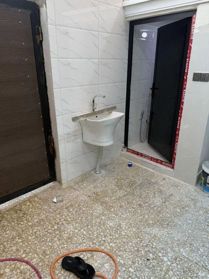 دار للبيع مساحة ١٠٠ متر حي البساتين حي السلام البيت طابقين يحتوي على 3 غراف نوام 3 صحيات مدخلين صالى كبير استقبال بيتونه كبيره  سطحين لاستفسار ***********
