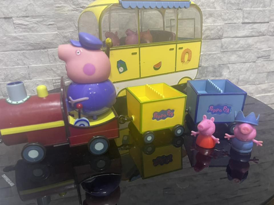 le camping-car familial de Peppa Pig, généralement vendu avec des figurines de la famille Pig et train de Papy Pig


**إذا كنت صاحب هذا الإعلان وتريد حذفه لأي سبب، رجاءا أرسل رسالة إلى الدعم الفني**