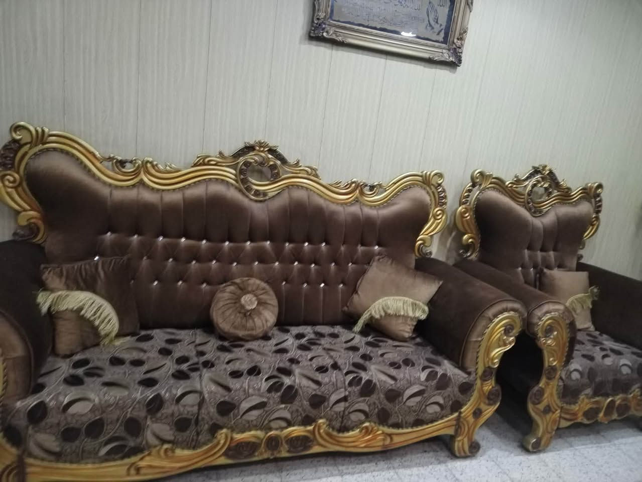 السلام عليكم 
طخم عراقي للبيت نظيف كلش 
عشر مقاعد ويا طبلات وميز المكان بغداد 
السيديه *********** 
السعر ٤٠٠ وبي مجال
