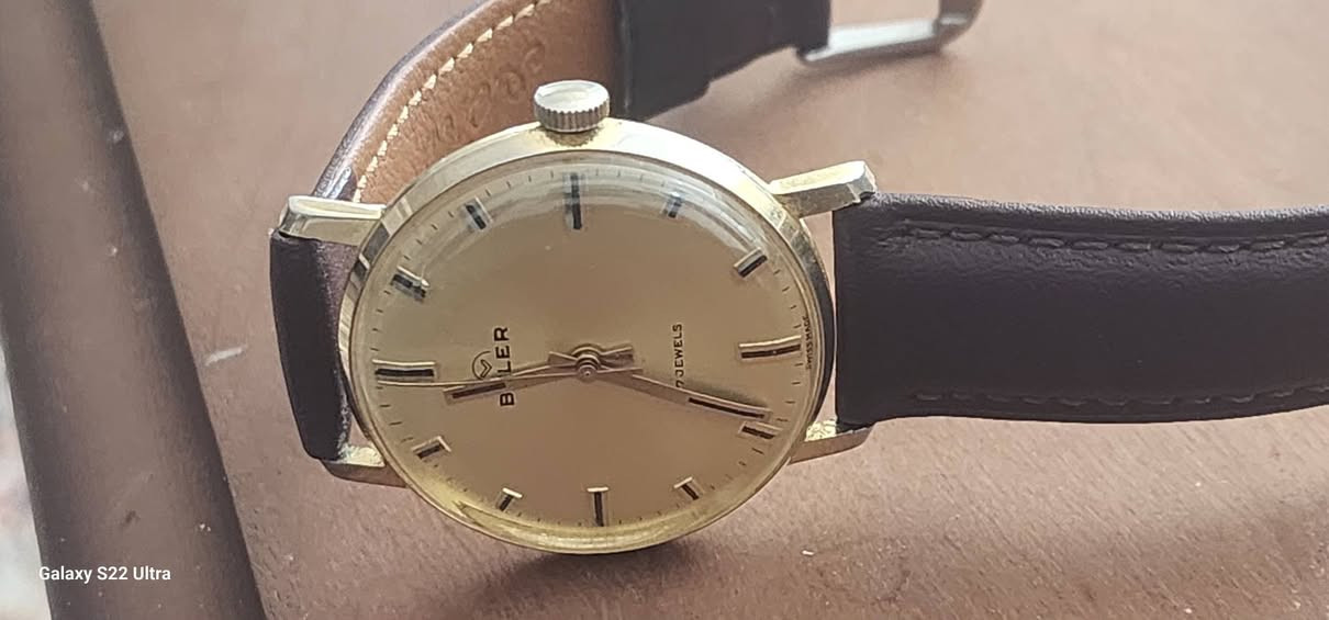 "أناقة الزمن السويسري الصافي؛ ساعة Buler كلاسيكية تجسد بساطة الستينات بتفاصيل ذهبية مذهلة. بمحرك ميكانيكي ينبض بـ 17 جوهرة، ومينا يشعّ بريقاً يخلو من الشوائب، هي ليست مجرد أداة لقياس الوقت، بل قطعة 'أنتيك' تجمع بين متانة الصناعة ورقة التصميم."


**إذا كنت صاحب هذا الإعلان وتريد حذفه لأي سبب، رجاءا أرسل رسالة إلى الدعم الفني**