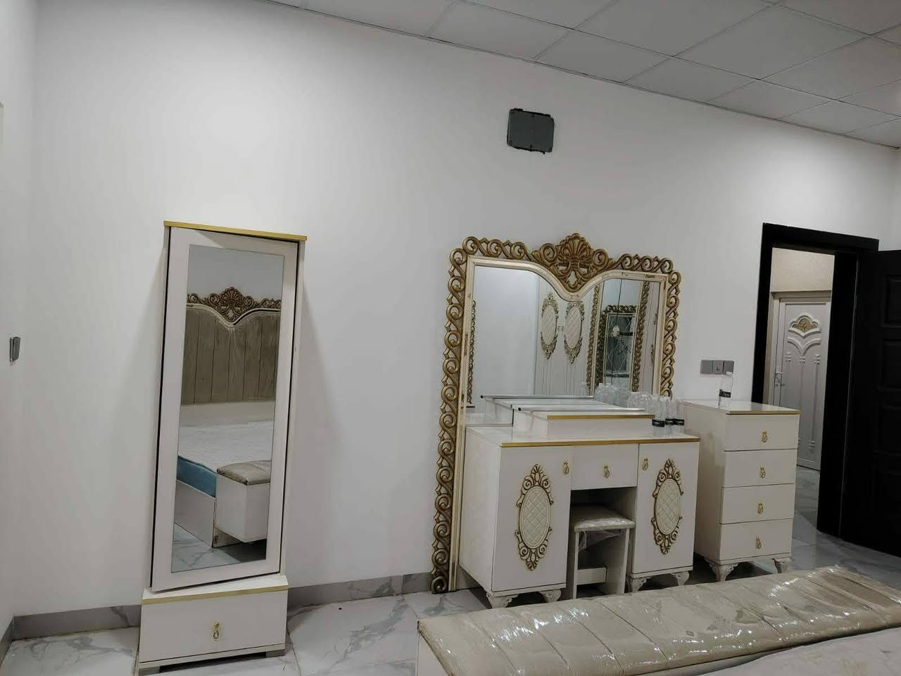 غرفه نوم مستعمل شي قليل مستعجله عل بيع رايدتها ب 450قفلها الشراي يتصل ***********
