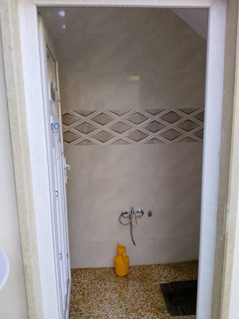 دار طابق ارضي للايجار
في حي الوحده 
مساحه 100 متر 
بناء حديث فول 
تكون من غرفه نوم وهول واستقبال وصحيات ومطبخ
زيرو 
الايجار 300 
الطابق الثاني شقة موجرة 
موقع مميز قرب الشارع العام 
للاتصال والاستفسار 
***********
***********
