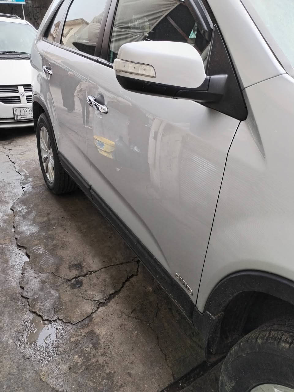 السلام عليكم كيا سورنتو للبيع مديل 2011 لون سلفر صبغ باب الوره السايق فقط بدون دواخل موصفات نص فول رقم نينوى مصطر السياره جاهزه اي نقص مابيها مكينه 4 سلندر تبريد قطعتين دبل شاشه داخل اسود تيرات جديده باتري جديد صدر امامي وخلفي كله جديد السعر 143 وبيها مجال مكان السياره موصل أيسر موبايل *********** كورك ***********
