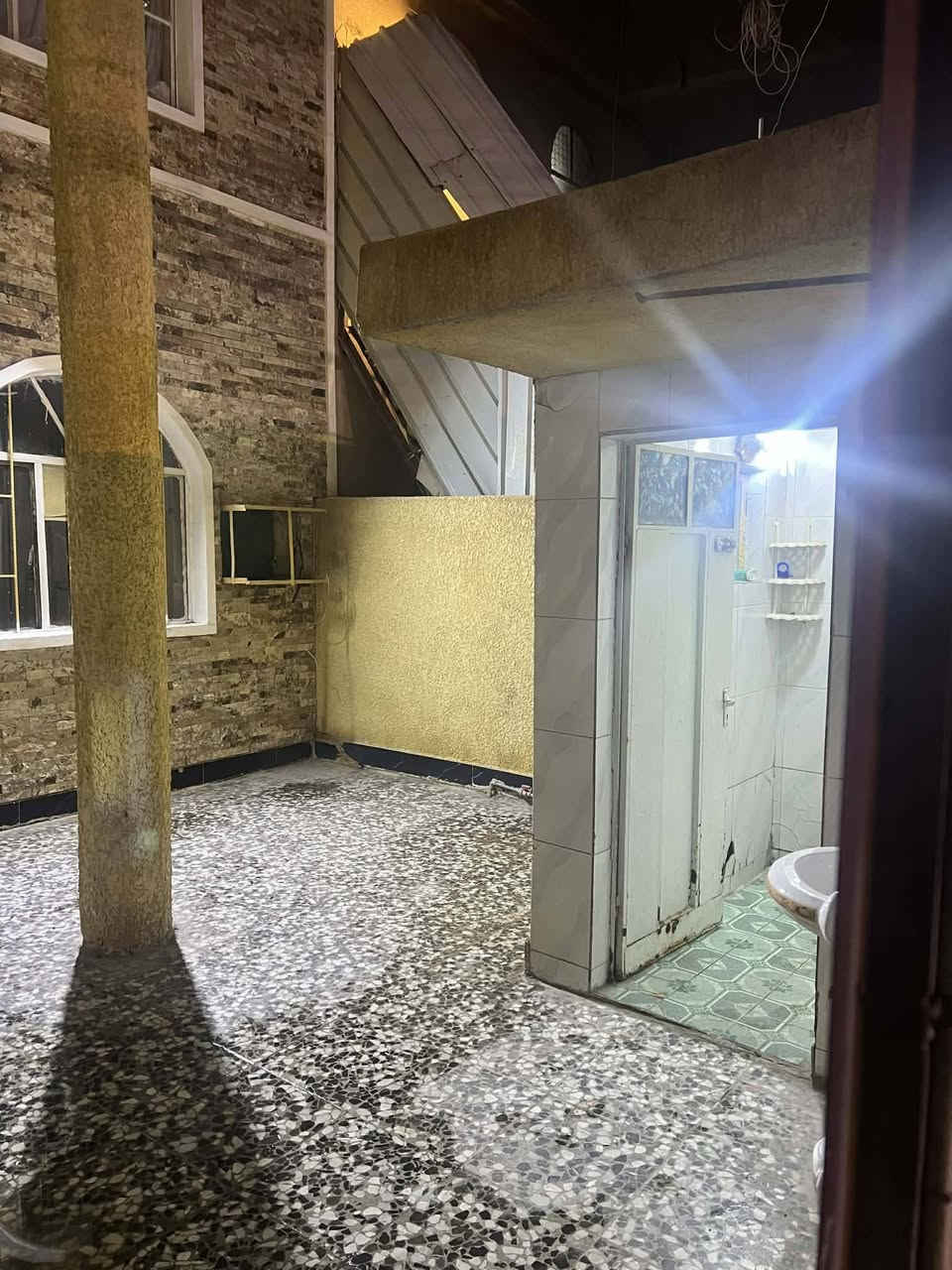 السلام عليكم مشتمل للايجار
المساحه 100 متر 
يحتوي علا طرمه وخدمات خارجيه واستقبال ومطبخ وخدمات  مساحه درج وغرفه جوة وحده والطابق الثاني يحتوي علا ثلاث غرف نوم بل اضافه خدمات وحولي وسخان وماطور والتانكي 
المكان الشعب شارع الصحه خلف شركه الببسي للاستفسار الاتصال *********** أو خاص
