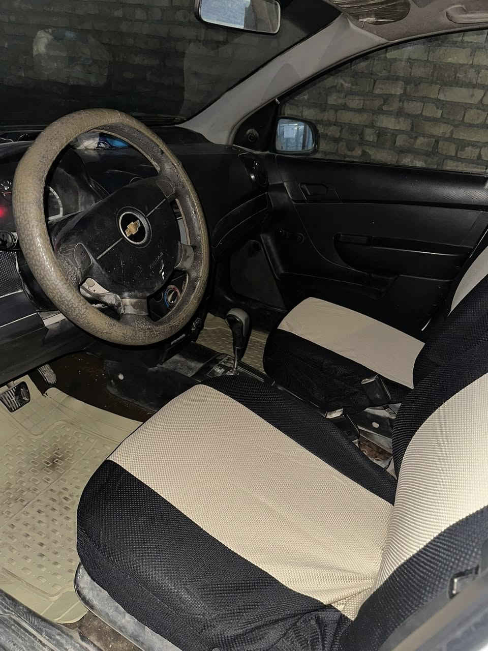 السلام عليكم عندي افيو موديل 2009 كدامكم الصور خليجيه السياره كير ومكينه مكفول مبدل محرك وبعده بالضمان والسياره نضيفه بس متروكه يرادلها حمام مكاني بغداد الشعب سعرها 50 وبي مجال 
واتساب:*********** متواجد بس واتساب
