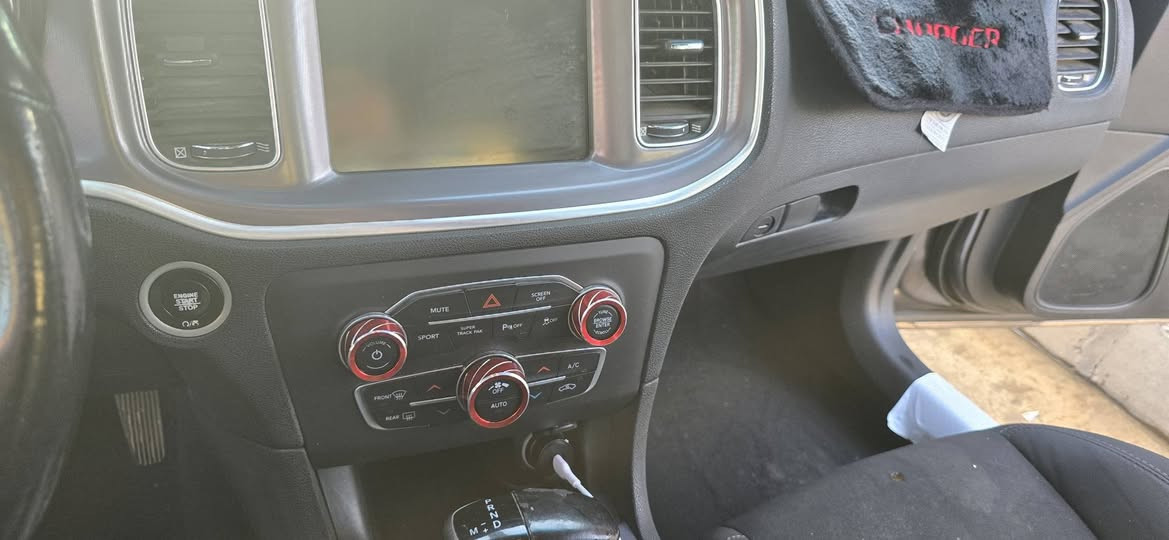 جارجر ٥٧٠٠ ٢٠٢١  بوند سقف صندوك باب ايمن جاملغ خلفي ايسر  بدون صبغ  الباقي مصبوغ حادثها بالمنشور ابيعها مصبوغة حزام بدون دواخل
باسمي هزة جديدة  اربيل ماشية ١١٣الف  منضومة غاز ٨٠ لترر
مكان السيارة الموصل  
السعر ١٦٨ ورقة بيها مجال 
غير متواجد عالفيس 
*********** واتساب 
*********** اتصال
